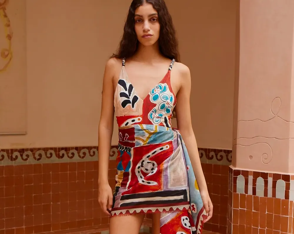 Alémais erzählt seine Geschichte durch strukturierte Schnitte, Spiel mit Volumen und Texturen sowie barocke Muster.