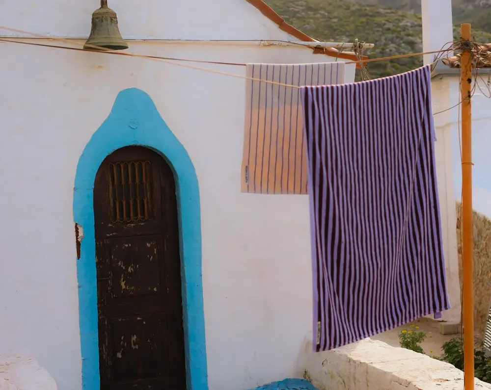 Bongusta se inspira en la artesanía india, meticulosa y llena de color, para proponer una gama de productos para la playa, el baño y el hogar.&nbsp;