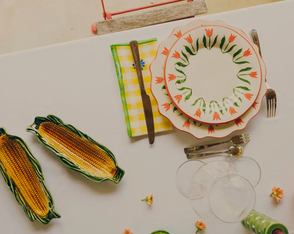 Die Keramik- und Glaswaren von Denise, handgefertigt in Portugal, laden dazu ein, Farben zu kombinieren und kreativ zu mixen.