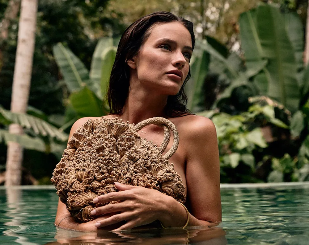 A través de un enfoque eco-responsable, IBELIV crea bolsos, sombreros y carteras en crochet, rafia y cuero vegetal, atemporales y duraderos.