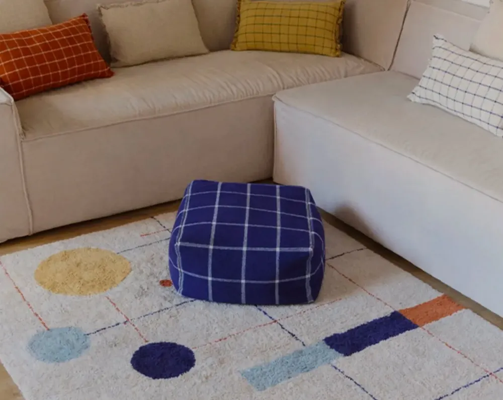 Descubre las novedades de Lorena Canals : objetos de decoración, alfombras, pufs y otros cojines de algodón lavable.