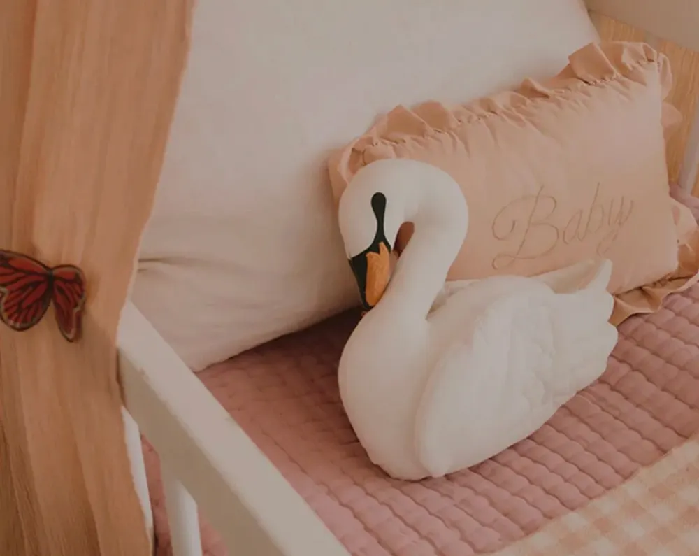 Lorena Canals, la marca española, se especializa en objetos de decoración, alfombras, pufs y cojines de algodón lavable que llenan de encanto las habitaciones infantiles.