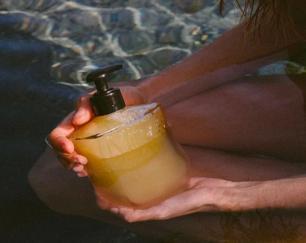 The young Mircea brand is unveiling three sophisticated fragrances, infused in soluble crystals to be diluted in water. A simple gesture, a unique sensory ritual.