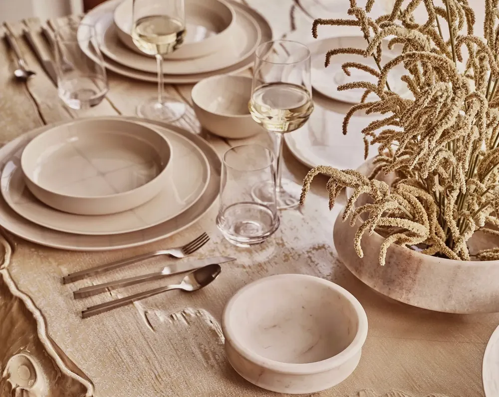 Serax, artisanat et collaborations avec des designers renommés.