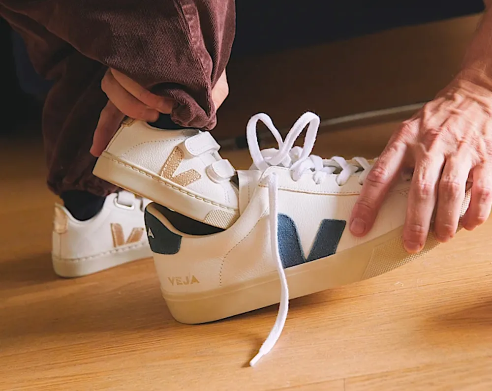 Veja crée des baskets différemment, mixant projets sociaux, justice économique et matières écologiques.